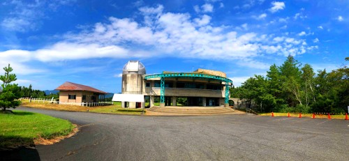 青空がまぶしく涼しげに見ますが、実際は酷暑です