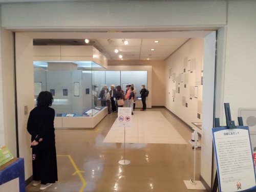 展示室全景＞床に貼ってあるのは天文図レプリカ
