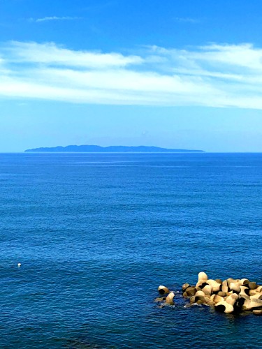 写真-3:笹川流れから見た佐渡島。日没を見たいですね。