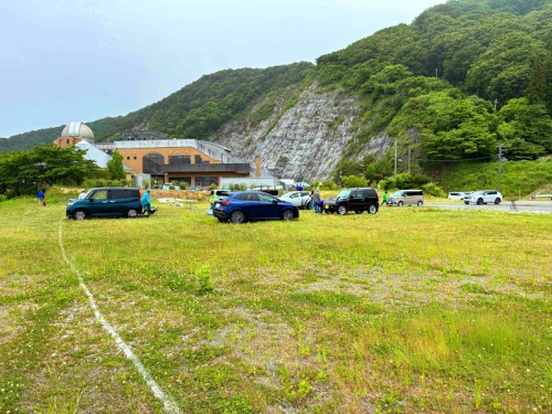 写真-1：到着時の駐車場。2日目は満車でした。